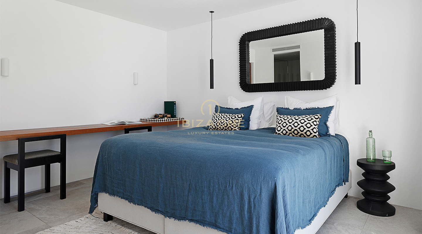 Exquisita villa mediterránea de lujo con una hermosa piscina infinita y vistas al mar y a Dalt Vila en venta, Ibiza
