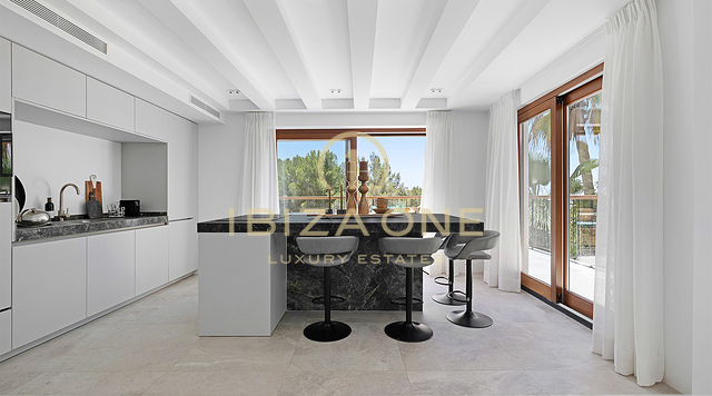 Exquisita villa mediterránea de lujo con una hermosa piscina infinita y vistas al mar y a Dalt Vila en venta, Ibiza