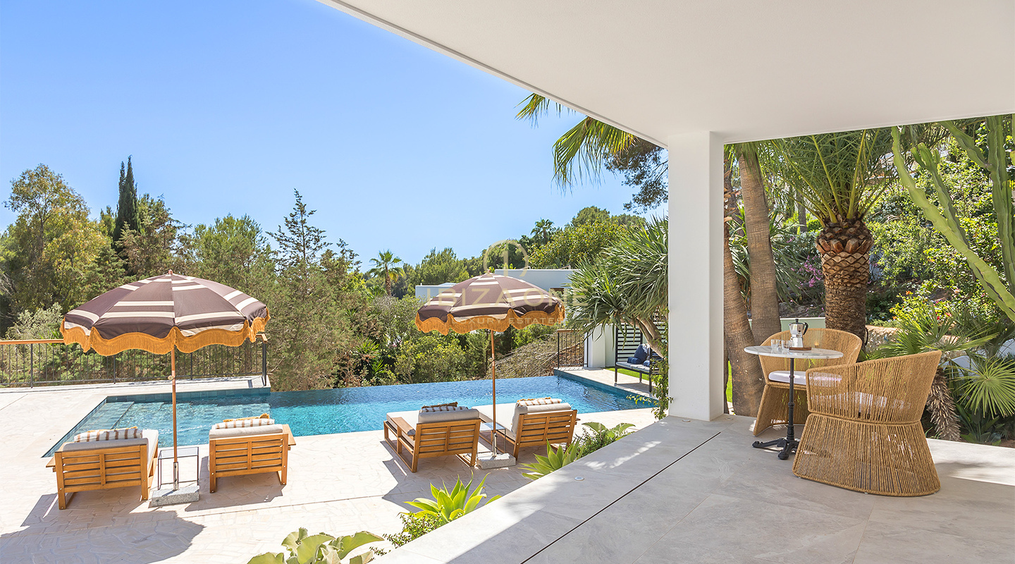 Una squisita villa di lusso mediterranea con una splendida piscina a sfioro e vista sul mare e su Dalt Vila in vendita, Ibiza