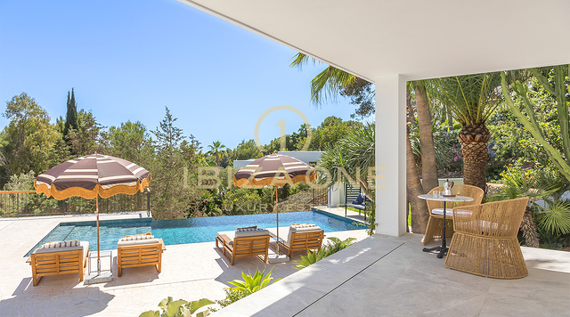 Exquisita villa mediterránea de lujo con una hermosa piscina infinita y vistas al mar y a Dalt Vila en venta, Ibiza