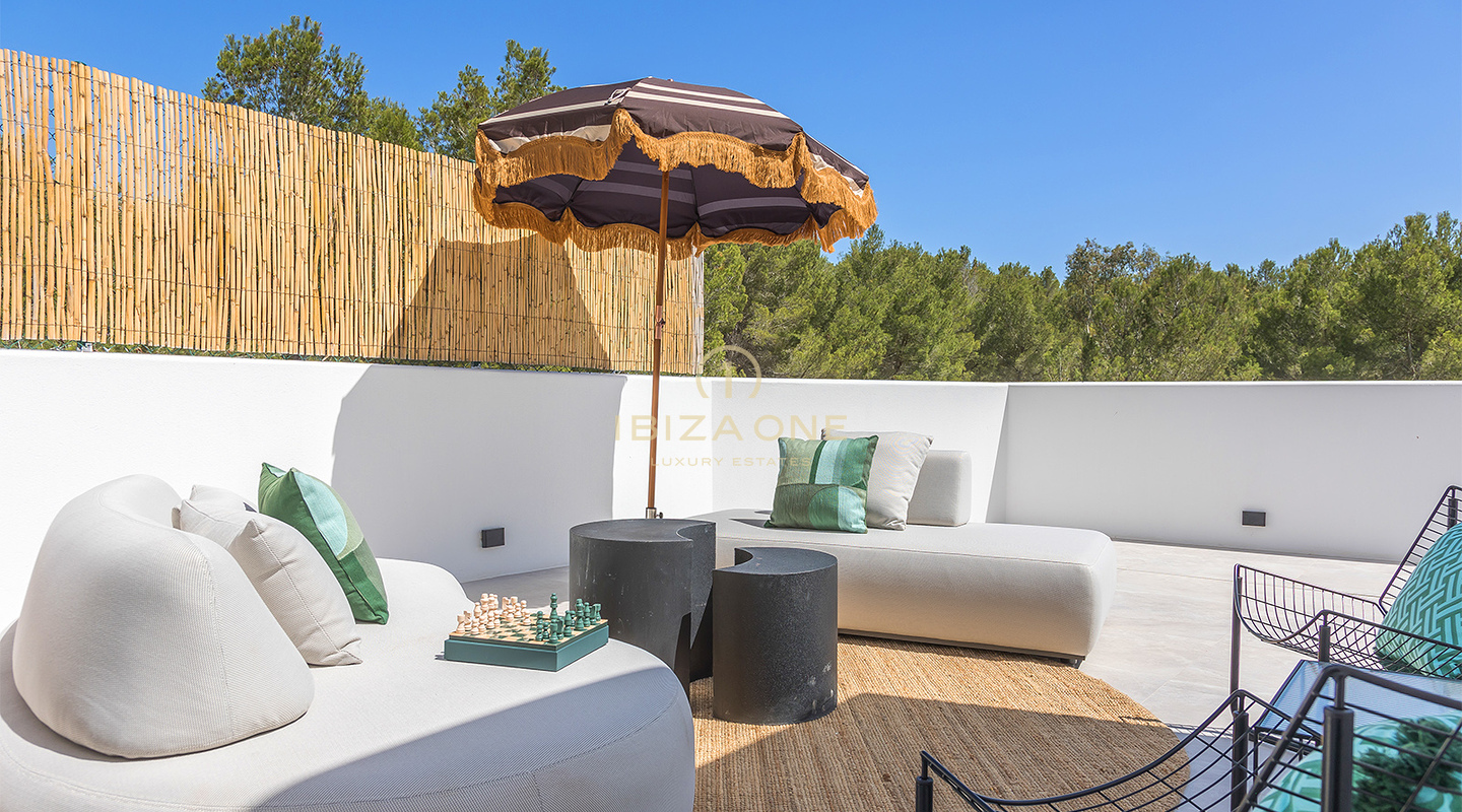 Una squisita villa di lusso mediterranea con una splendida piscina a sfioro e vista sul mare e su Dalt Vila in vendita, Ibiza