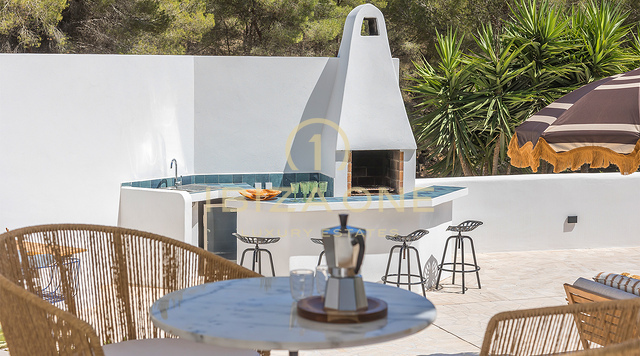 Exquisita villa mediterránea de lujo con una hermosa piscina infinita y vistas al mar y a Dalt Vila en venta, Ibiza