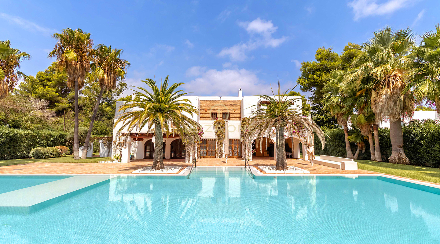 Luxe villa op de eerste lijn van de zee met renovatieproject Blakstad en gigantisch zwembad te koop, Ibiza - op een steenworp afstand van het strand en de zee