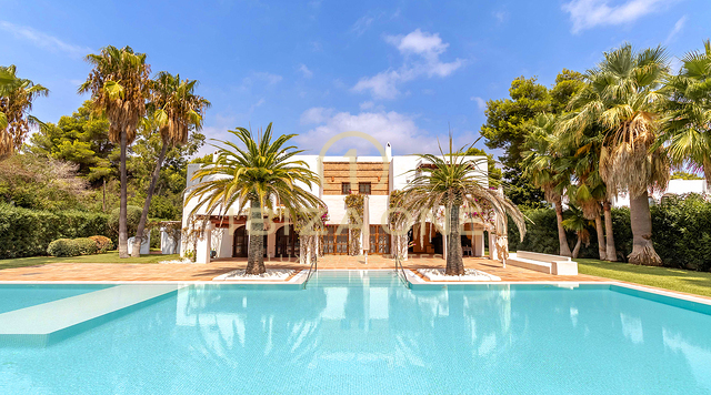 Villa de luxe en première ligne de mer avec projet de rénovation Blakstad et piscine gigantesque à vendre, Ibiza - à quelques pas de la plage et de la mer