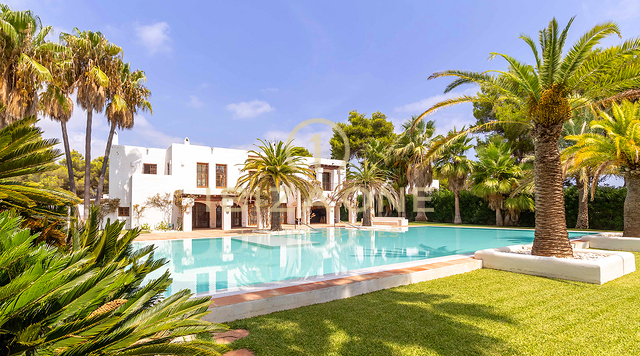 Villa de luxe en première ligne de mer avec projet de rénovation Blakstad et piscine gigantesque à vendre, Ibiza - à quelques pas de la plage et de la mer