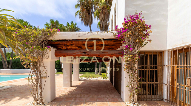 Luxe villa op de eerste lijn van de zee met renovatieproject Blakstad en gigantisch zwembad te koop, Ibiza - op een steenworp afstand van het strand en de zee