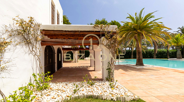 Villa de luxe en première ligne de mer avec projet de rénovation Blakstad et piscine gigantesque à vendre, Ibiza - à quelques pas de la plage et de la mer
