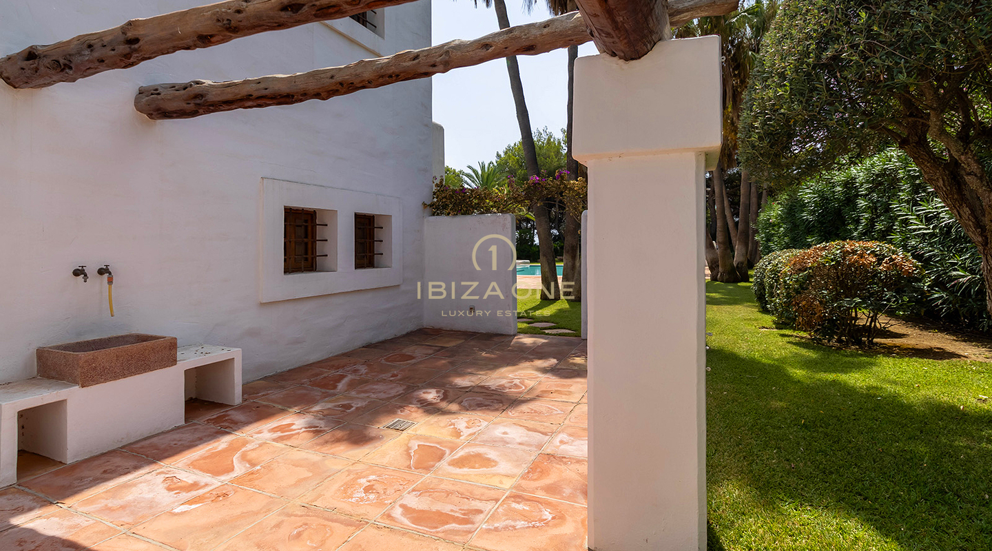 Luxe villa op de eerste lijn van de zee met renovatieproject Blakstad en gigantisch zwembad te koop, Ibiza - op een steenworp afstand van het strand en de zee