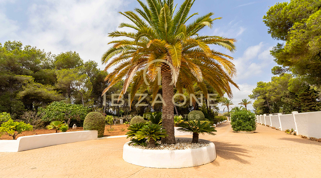 Luxe villa op de eerste lijn van de zee met renovatieproject Blakstad en gigantisch zwembad te koop, Ibiza - op een steenworp afstand van het strand en de zee