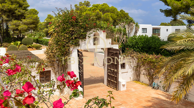 Villa de luxe en première ligne de mer avec projet de rénovation Blakstad et piscine gigantesque à vendre, Ibiza - à quelques pas de la plage et de la mer