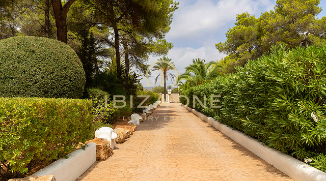 Luxe villa op de eerste lijn van de zee met renovatieproject Blakstad en gigantisch zwembad te koop, Ibiza - op een steenworp afstand van het strand en de zee