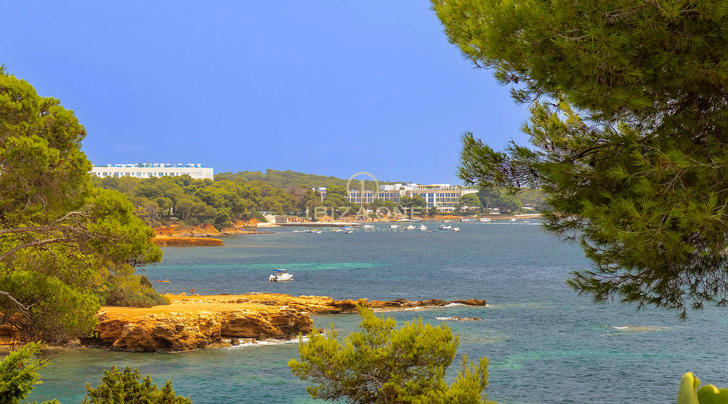 Luxusvilla in erster Meereslinie mit Blakstad-Renovierungsprojekt und riesigem Pool zu verkaufen, Ibiza – nur wenige Schritte zum Strand und Meer