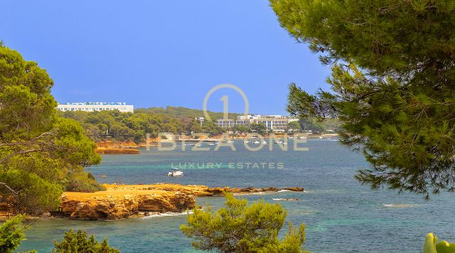 Villa di lusso in prima linea sul mare con progetto di ristrutturazione Blakstad e piscina gigantesca in vendita, Ibiza - a pochi passi dalla spiaggia e dal mare