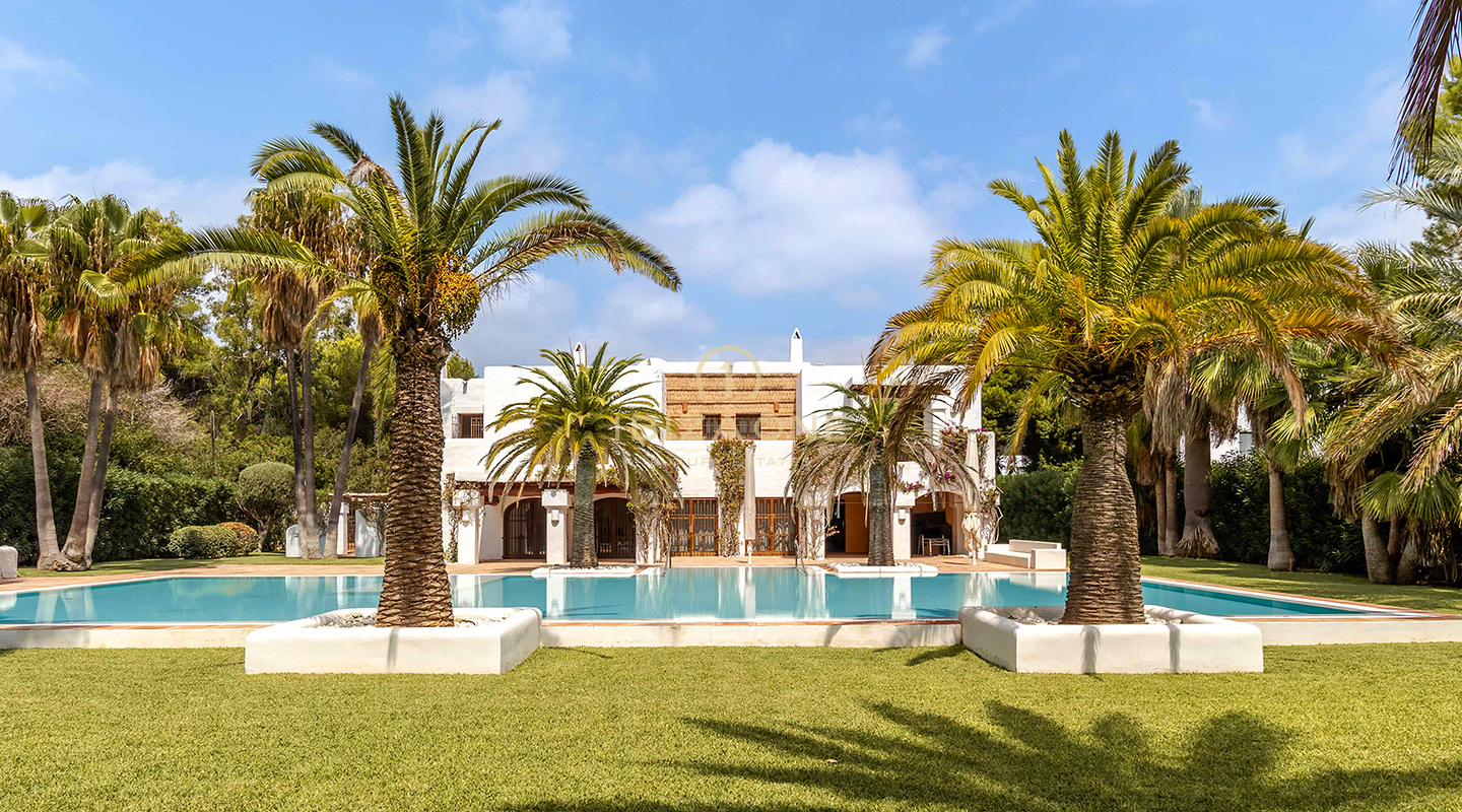 Luxusvilla in erster Meereslinie mit Blakstad-Renovierungsprojekt und riesigem Pool zu verkaufen, Ibiza – nur wenige Schritte zum Strand und Meer