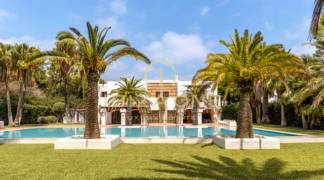 Villa de luxe en première ligne de mer avec projet de rénovation Blakstad et piscine gigantesque à vendre, Ibiza - à quelques pas de la plage et de la mer