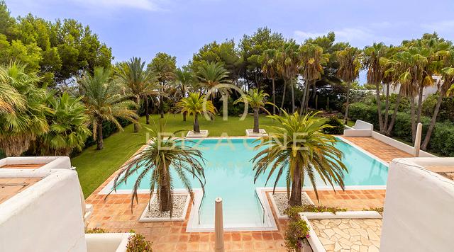 Villa de luxe en première ligne de mer avec projet de rénovation Blakstad et piscine gigantesque à vendre, Ibiza - à quelques pas de la plage et de la mer