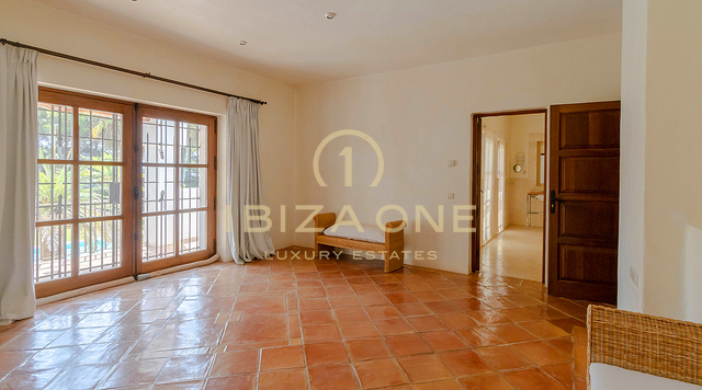 Villa de luxe en première ligne de mer avec projet de rénovation Blakstad et piscine gigantesque à vendre, Ibiza - à quelques pas de la plage et de la mer