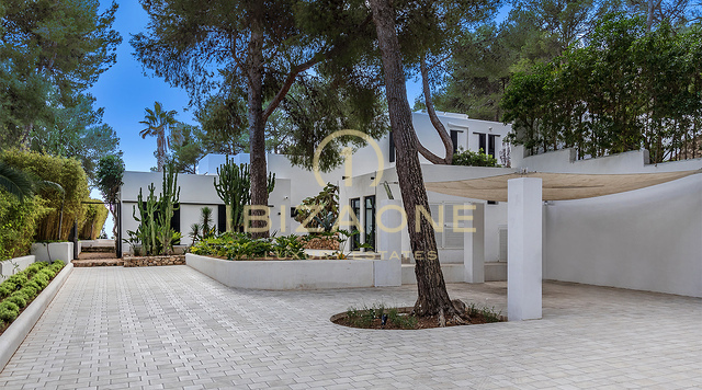 Luxe moderne villa op Ibiza met spectaculair uitzicht op zee en het platteland te koop, Ibiza