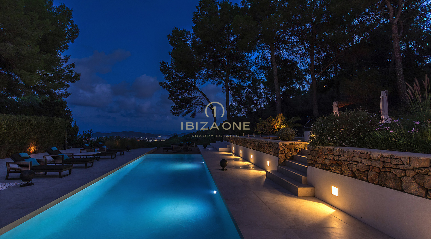 Luxe moderne villa op Ibiza met spectaculair uitzicht op zee en het platteland te koop, Ibiza