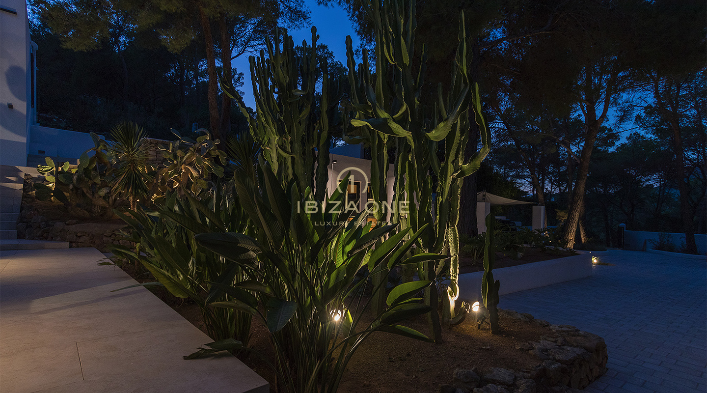 Luxe moderne villa op Ibiza met spectaculair uitzicht op zee en het platteland te koop, Ibiza