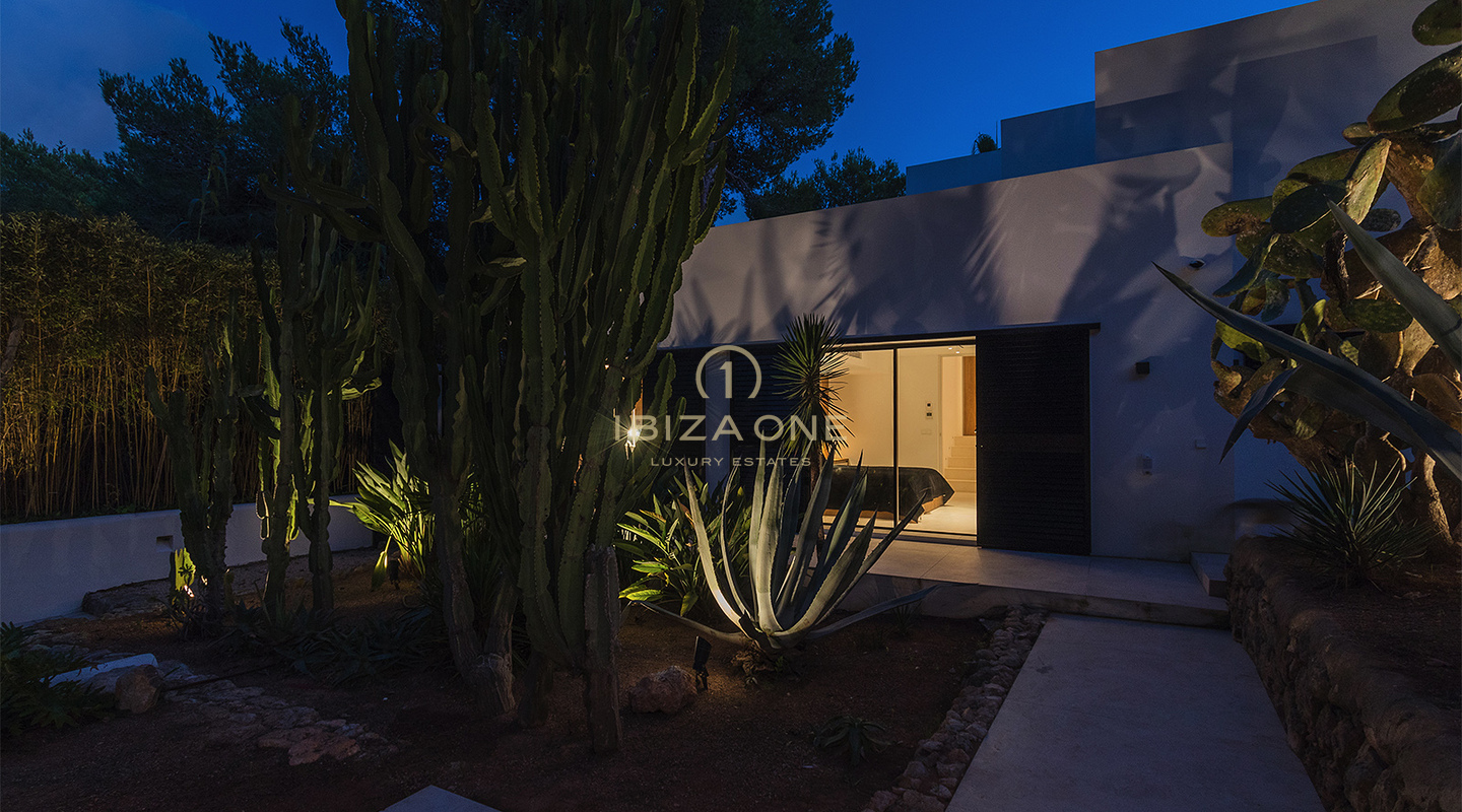 Luxe moderne villa op Ibiza met spectaculair uitzicht op zee en het platteland te koop, Ibiza