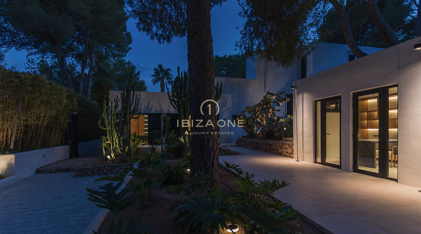 Luxuriöse zeitgenössische moderne Villa auf Ibiza mit spektakulärem Meer- und Landblick zu verkaufen, Ibiza