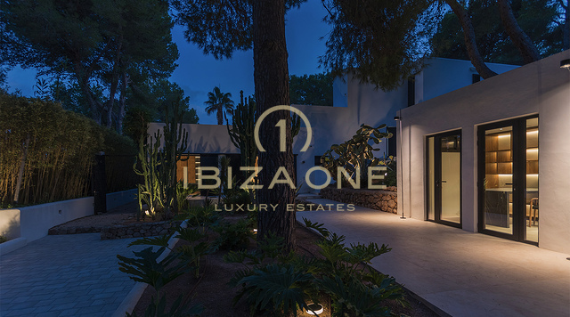 Luxe moderne villa op Ibiza met spectaculair uitzicht op zee en het platteland te koop, Ibiza