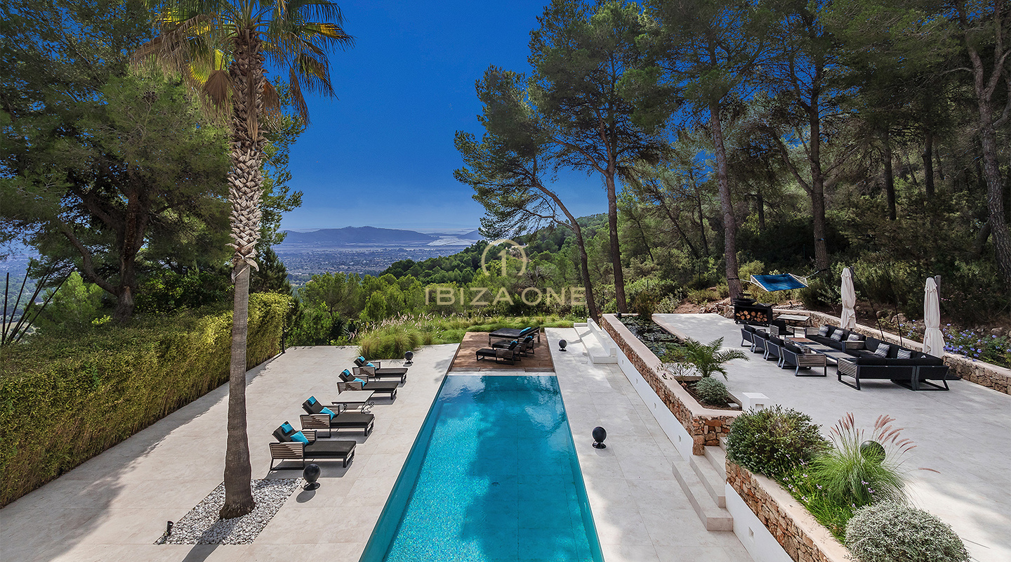 Luxe moderne villa op Ibiza met spectaculair uitzicht op zee en het platteland te koop, Ibiza