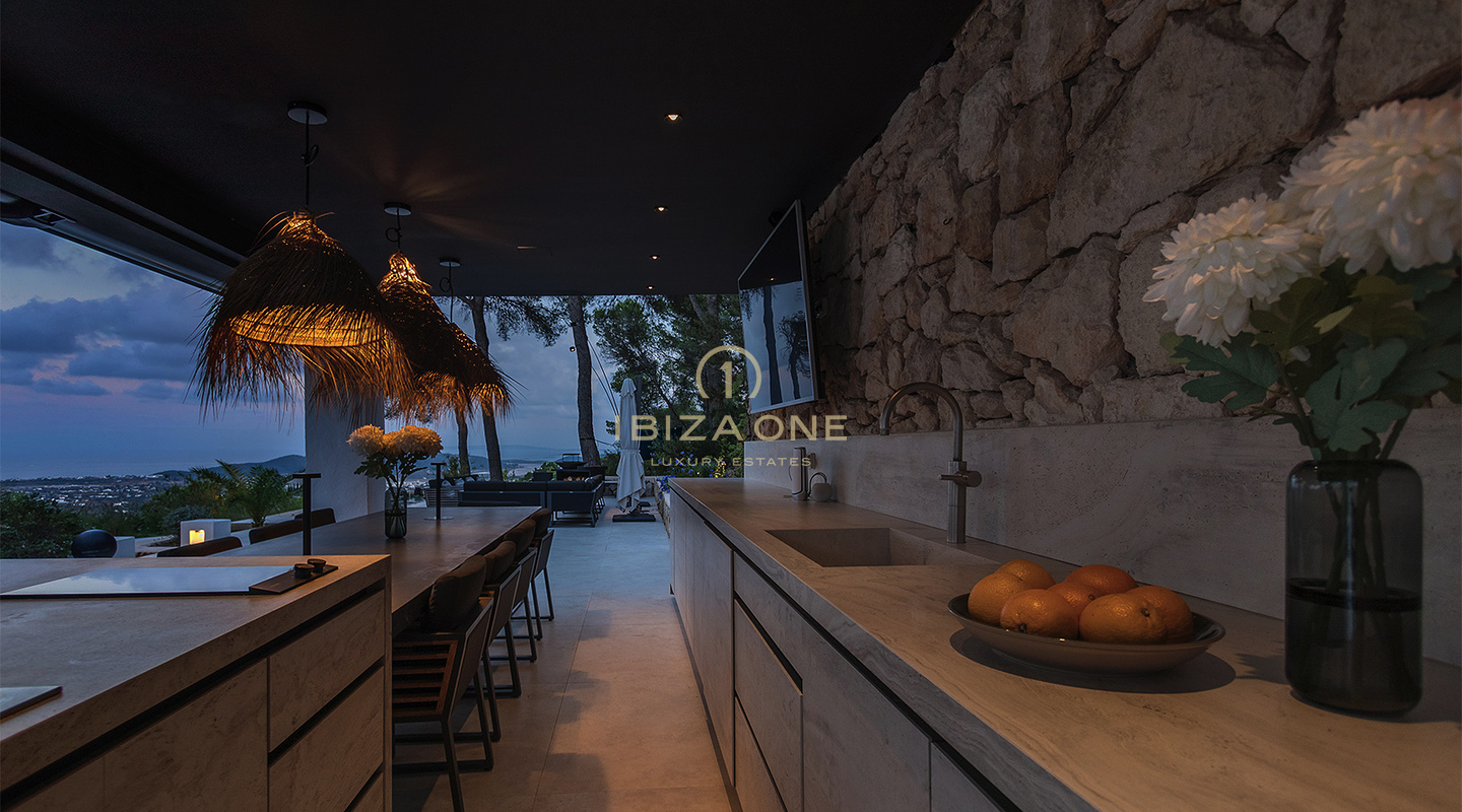 Villa de luxe contemporaine et moderne à Ibiza avec vue spectaculaire sur la mer et la campagne à vendre, Ibiza