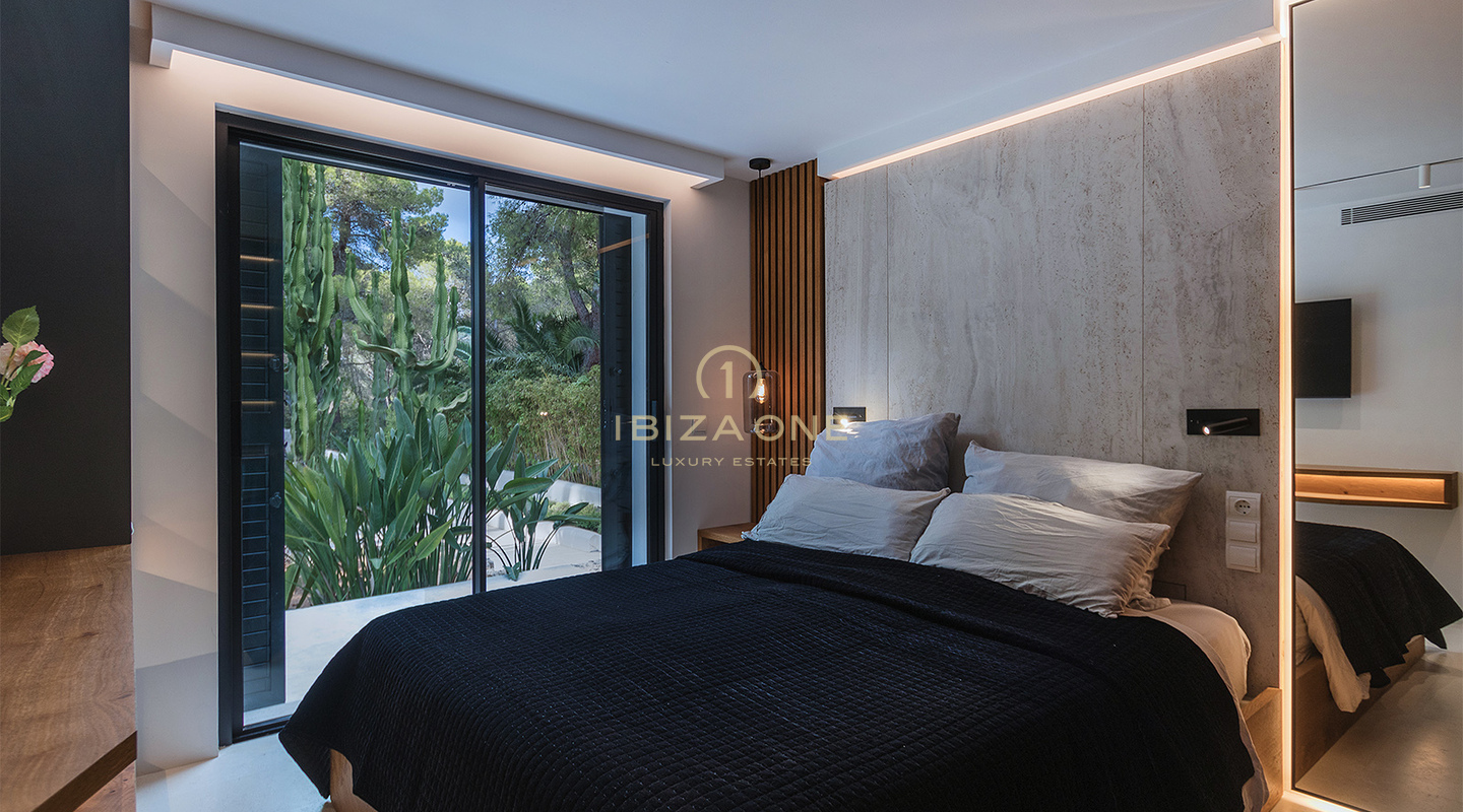 Luxuriöse zeitgenössische moderne Villa auf Ibiza mit spektakulärem Meer- und Landblick zu verkaufen, Ibiza