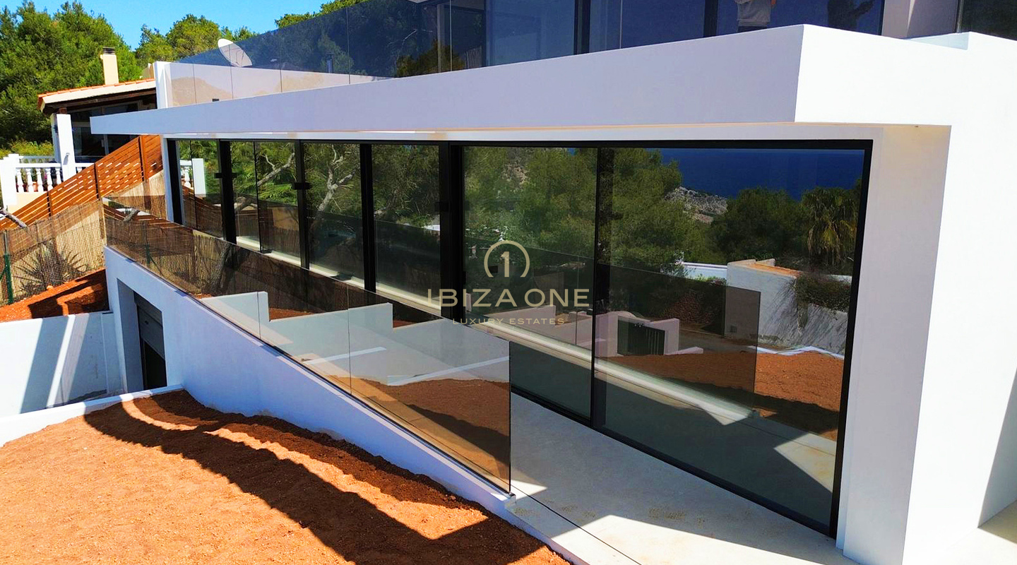 Villa de luxe moderne avec vue spectaculaire sur la mer à vendre, Ibiza