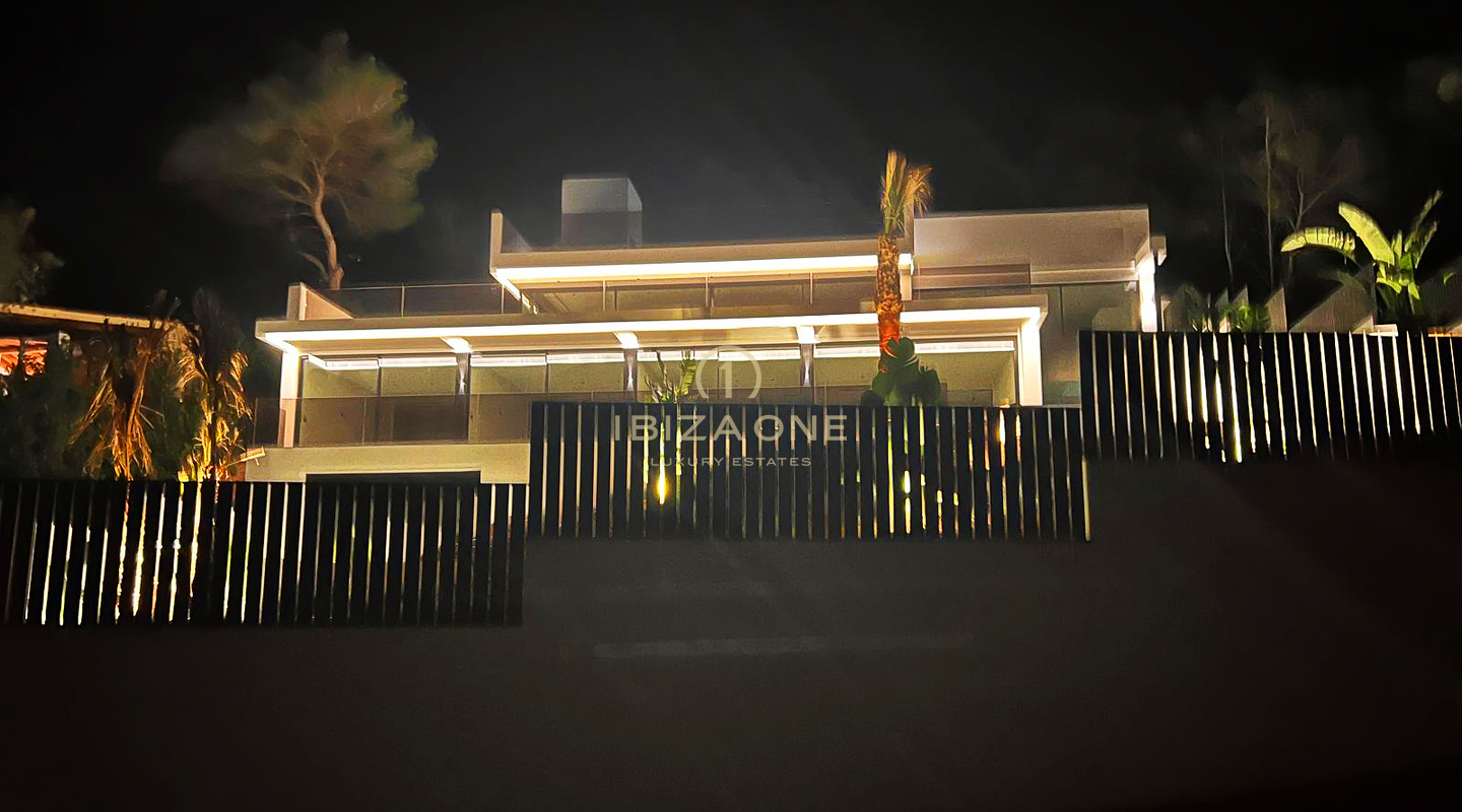 Villa de luxe moderne avec vue spectaculaire sur la mer à vendre, Ibiza