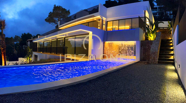 Villa de luxe moderne avec vue spectaculaire sur la mer à vendre, Ibiza