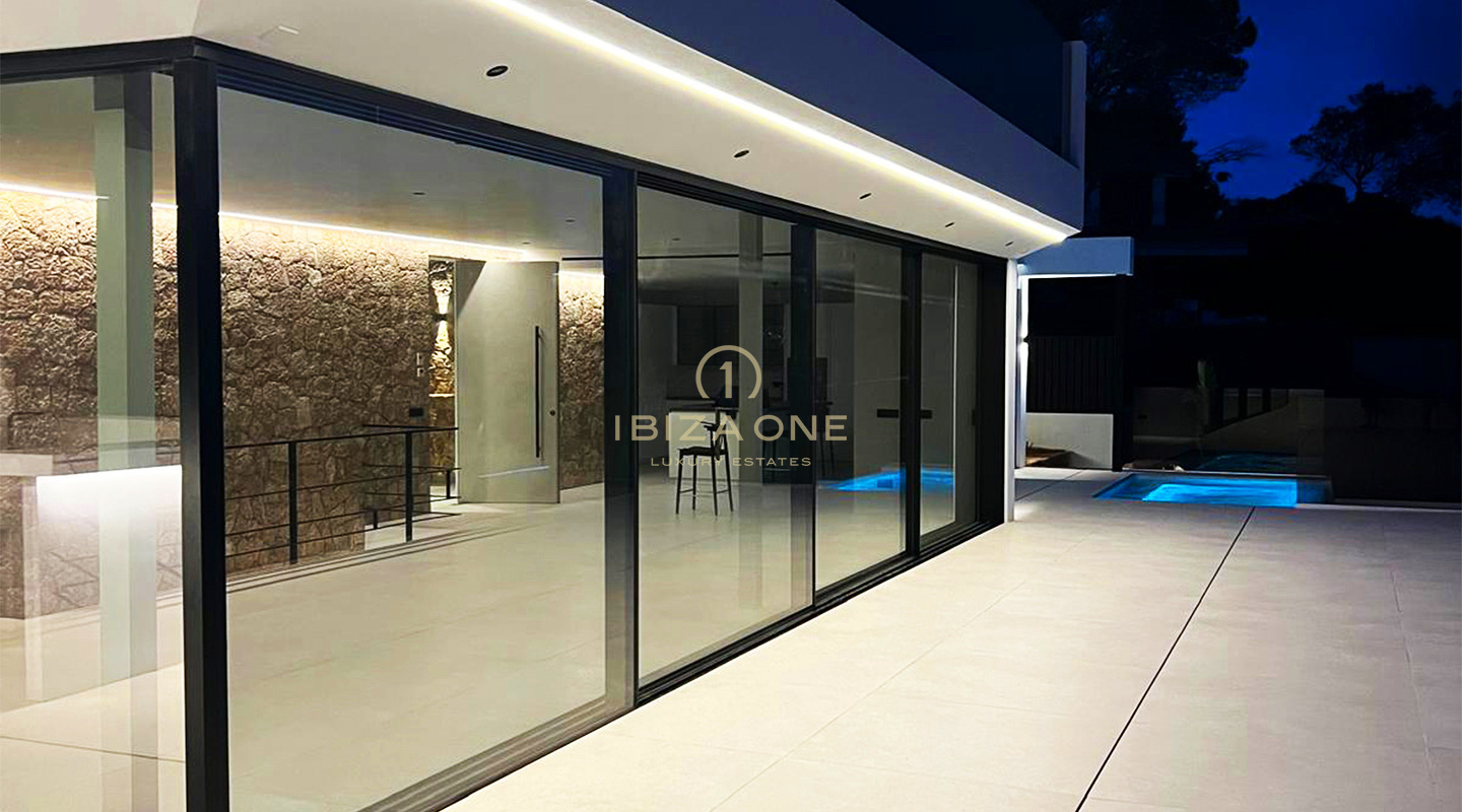 Villa de luxe moderne avec vue spectaculaire sur la mer à vendre, Ibiza