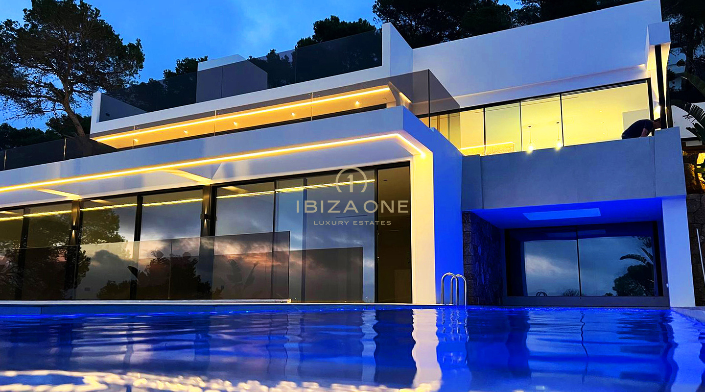 Villa de luxe moderne avec vue spectaculaire sur la mer à vendre, Ibiza