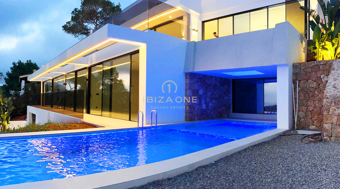 Villa de luxe moderne avec vue spectaculaire sur la mer à vendre, Ibiza