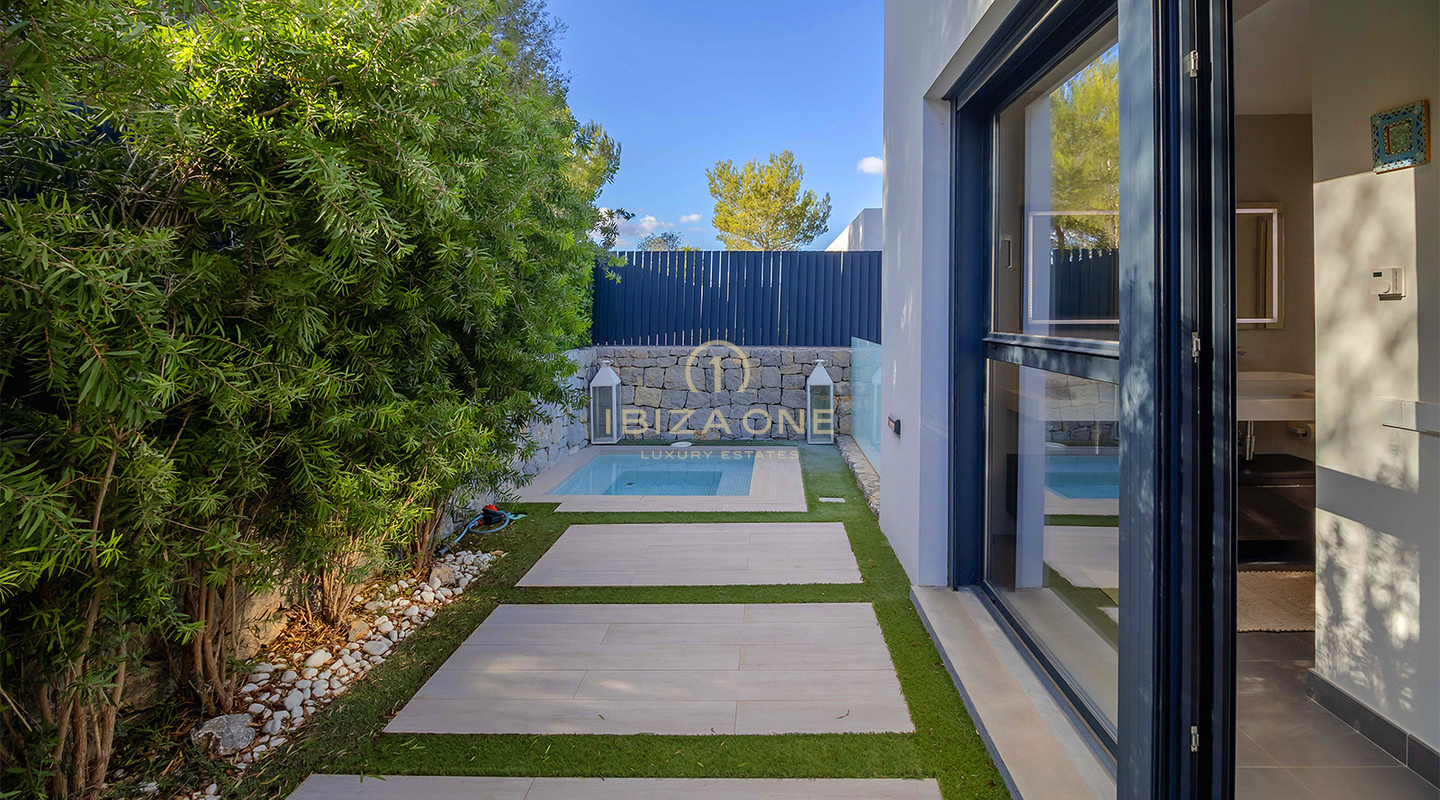 Moderne luxe villa dichtbij zandstrand Talamanca te koop - GERESERVEERD