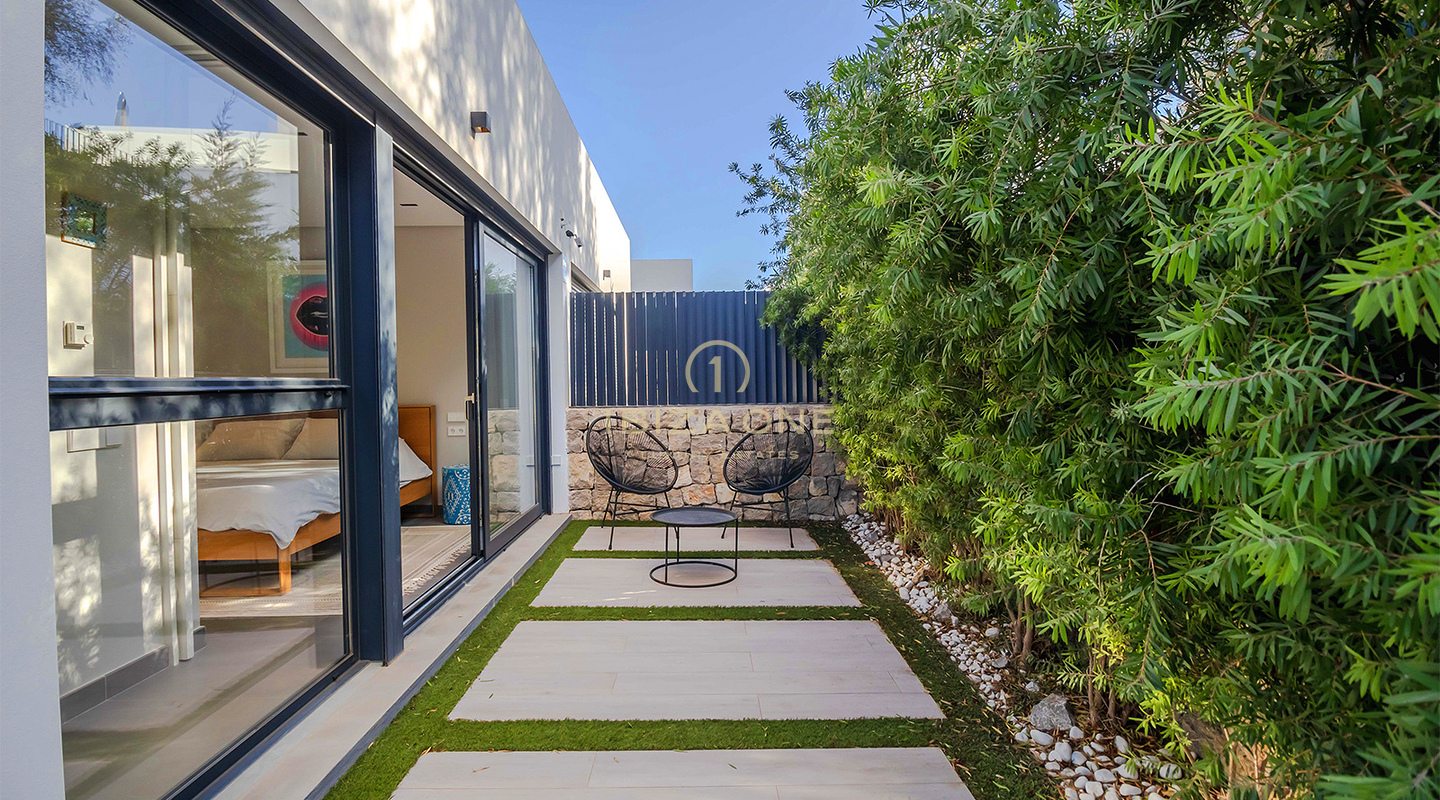Moderne luxe villa dichtbij zandstrand Talamanca te koop - GERESERVEERD