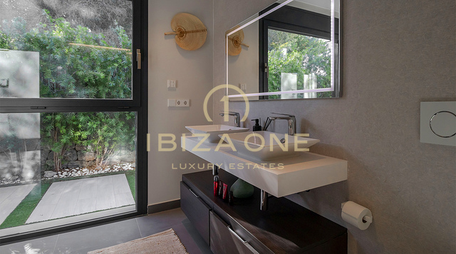 Villa de luxe moderne à proximité de la plage de sable de Talamanca à vendre - RÉSERVÉ
