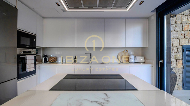 Moderne luxe villa dichtbij zandstrand Talamanca te koop - GERESERVEERD
