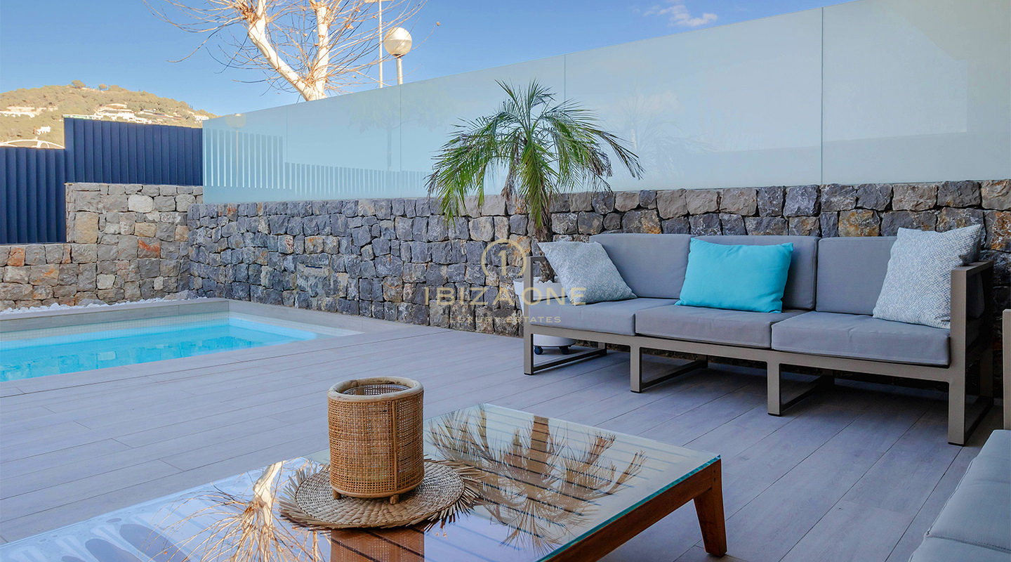 Villa moderna de lujo cerca de la playa de arena de Talamanca en venta -RESERVADO