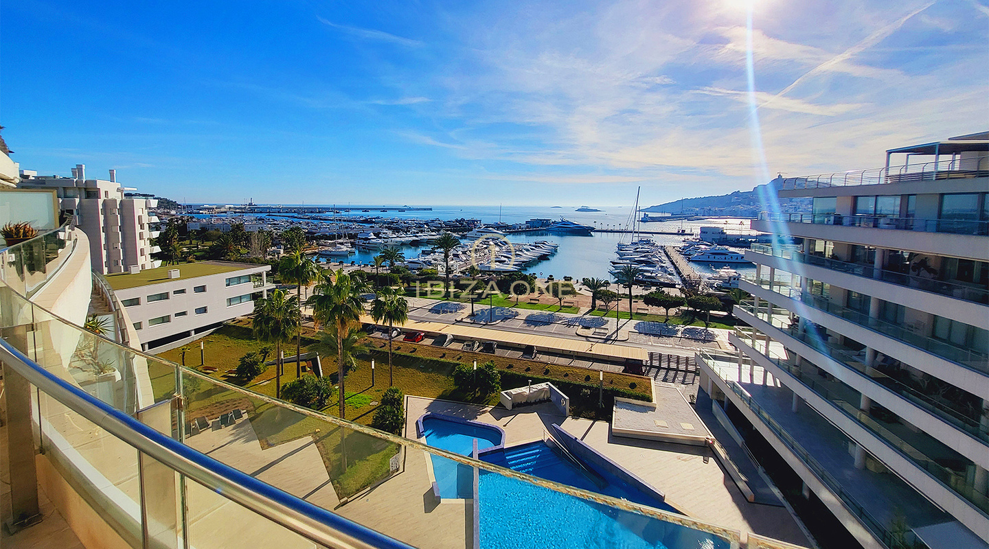 Luxe appartement op de toplocatie en het beste gebouw aan de jachthavens van Ibiza te koop