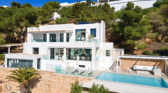 Villa de lujo de primera clase en una comunidad segura de lujo en venta en Ibiza, a pocos pasos del campo de golf.