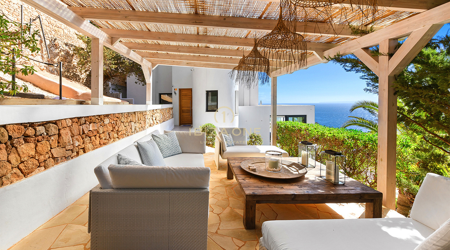 Villa de lujo de primera clase en una comunidad segura de lujo en venta en Ibiza, a pocos pasos del campo de golf.