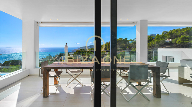 Villa de lujo de primera clase en una comunidad segura de lujo en venta en Ibiza, a pocos pasos del campo de golf.