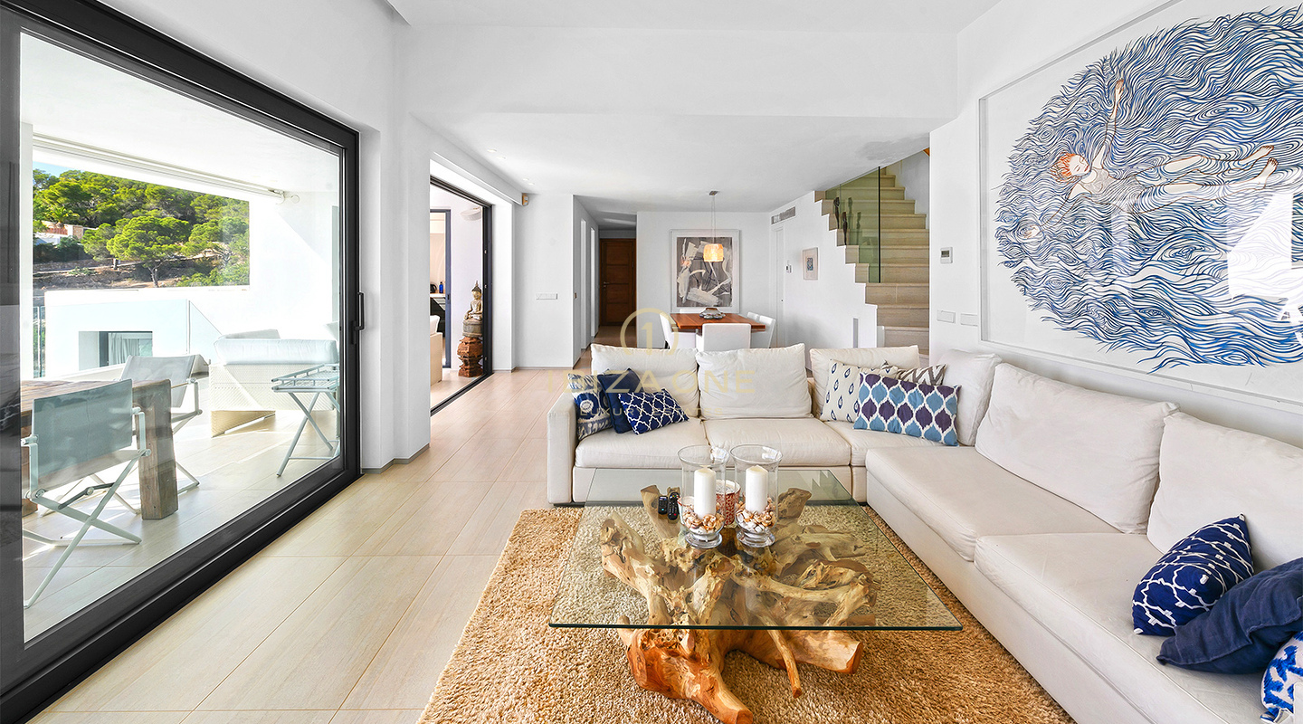 Villa de lujo de primera clase en una comunidad segura de lujo en venta en Ibiza, a pocos pasos del campo de golf.