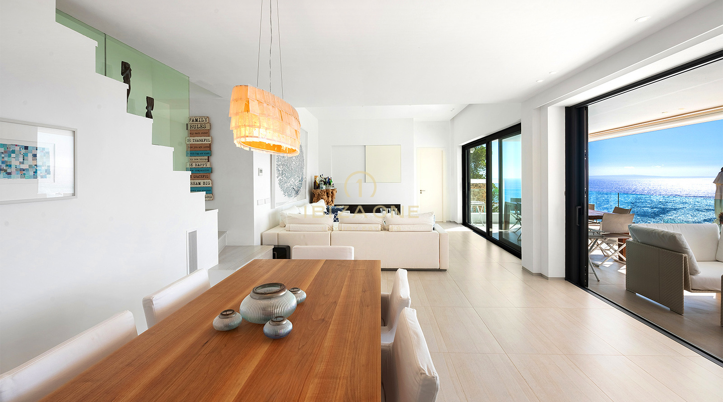 Villa de lujo de primera clase en una comunidad segura de lujo en venta en Ibiza, a pocos pasos del campo de golf.