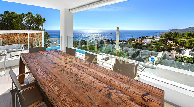 Villa de lujo de primera clase en una comunidad segura de lujo en venta en Ibiza, a pocos pasos del campo de golf.