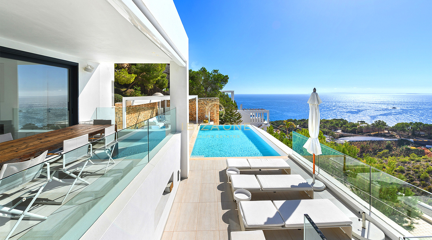 Villa de lujo de primera clase en una comunidad segura de lujo en venta en Ibiza, a pocos pasos del campo de golf.