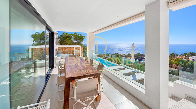 Villa de lujo de primera clase en una comunidad segura de lujo en venta en Ibiza, a pocos pasos del campo de golf.